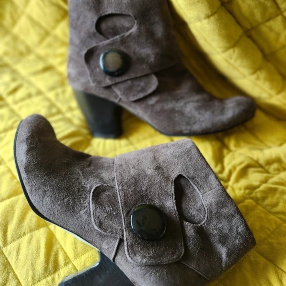 Vigotti Taupe Suede Mid-Heel Ankle Boots with Button Accent